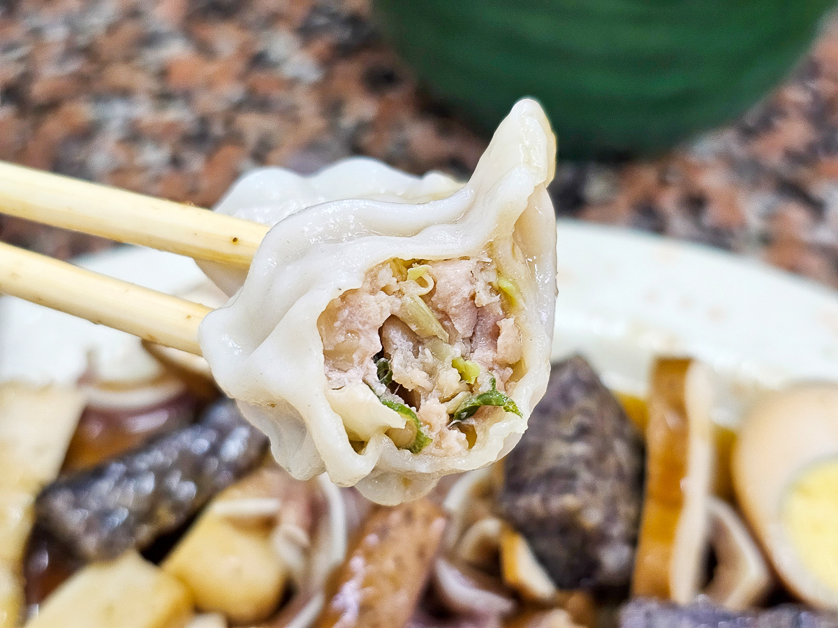 高雄五甲美食|梁師父牛肉麵店 手工水餃+香辣炒酸菜一吃就上癮 - 第16張圖 高雄五甲美食|梁師父牛肉麵店 手工水餃+香辣炒酸菜一吃就上癮