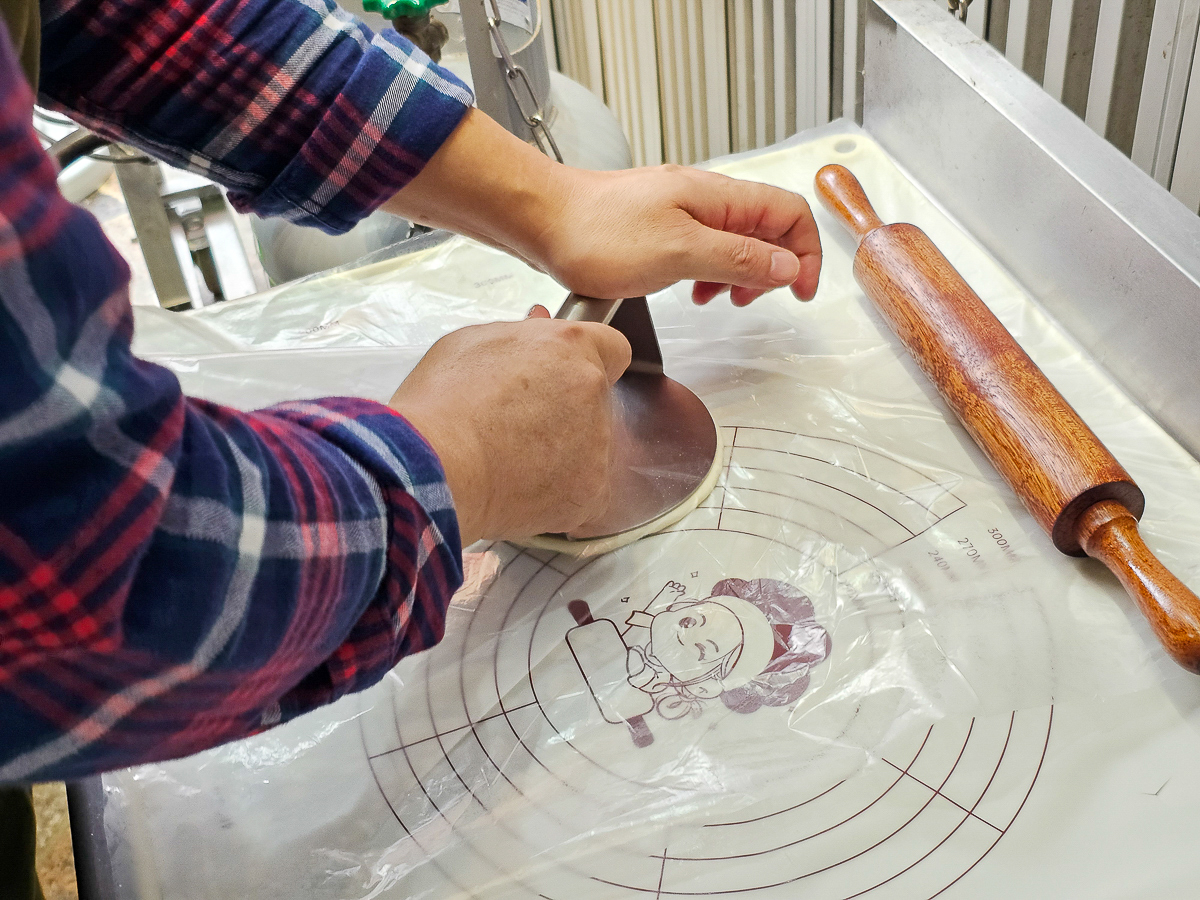 高雄茄萣必吃｜興達港老麵炸蛋蔥油餅，金黃酥脆一咬蛋液爆香！