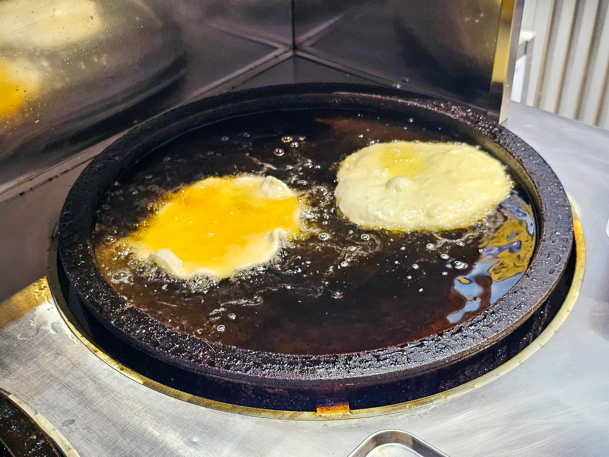 高雄茄萣必吃｜興達港老麵炸蛋蔥油餅，金黃酥脆一咬蛋液爆香！