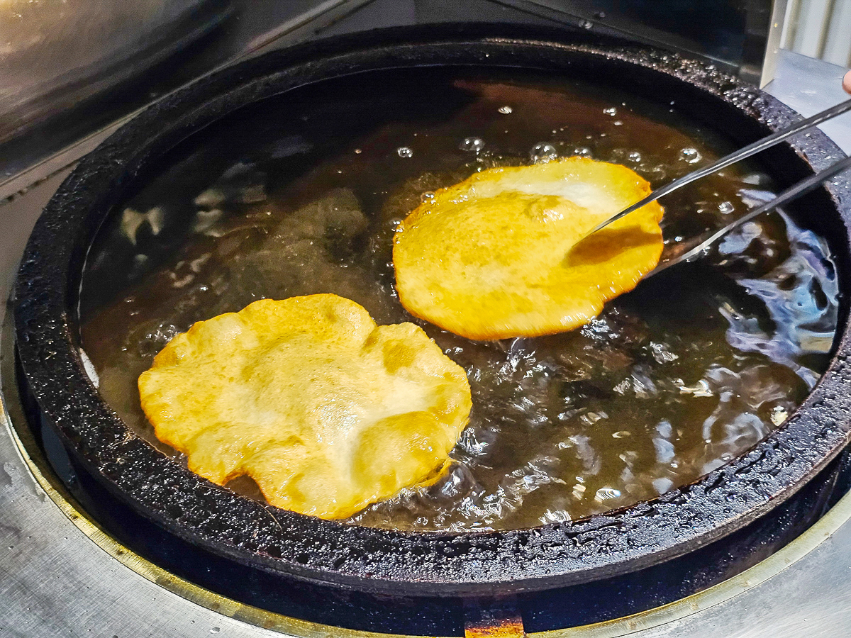 高雄茄萣必吃｜興達港老麵炸蛋蔥油餅，金黃酥脆一咬蛋液爆香！