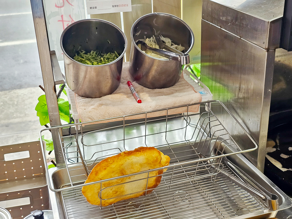 高雄茄萣必吃｜興達港老麵炸蛋蔥油餅，金黃酥脆一咬蛋液爆香！