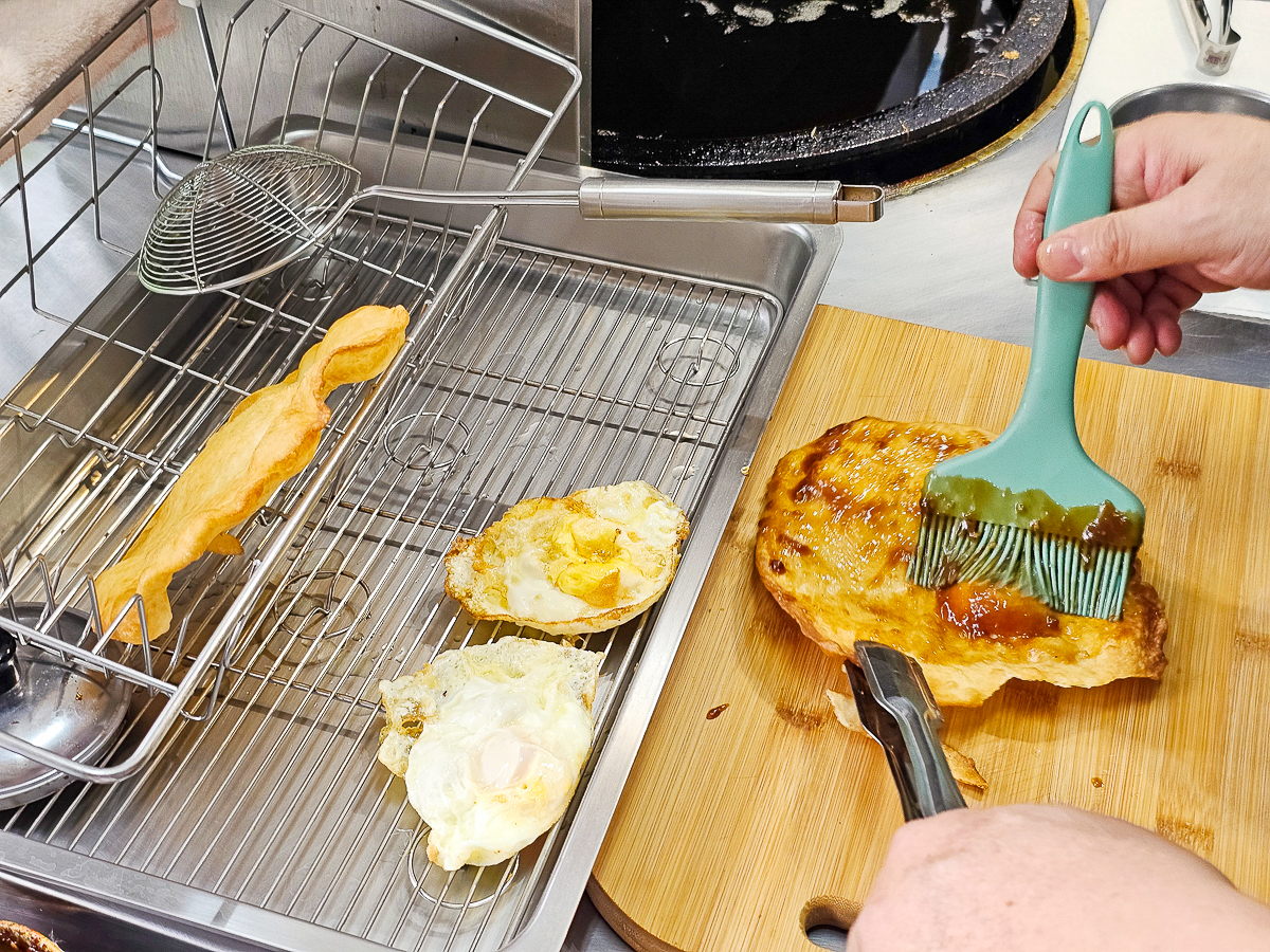 高雄茄萣必吃｜興達港老麵炸蛋蔥油餅，金黃酥脆一咬蛋液爆香！