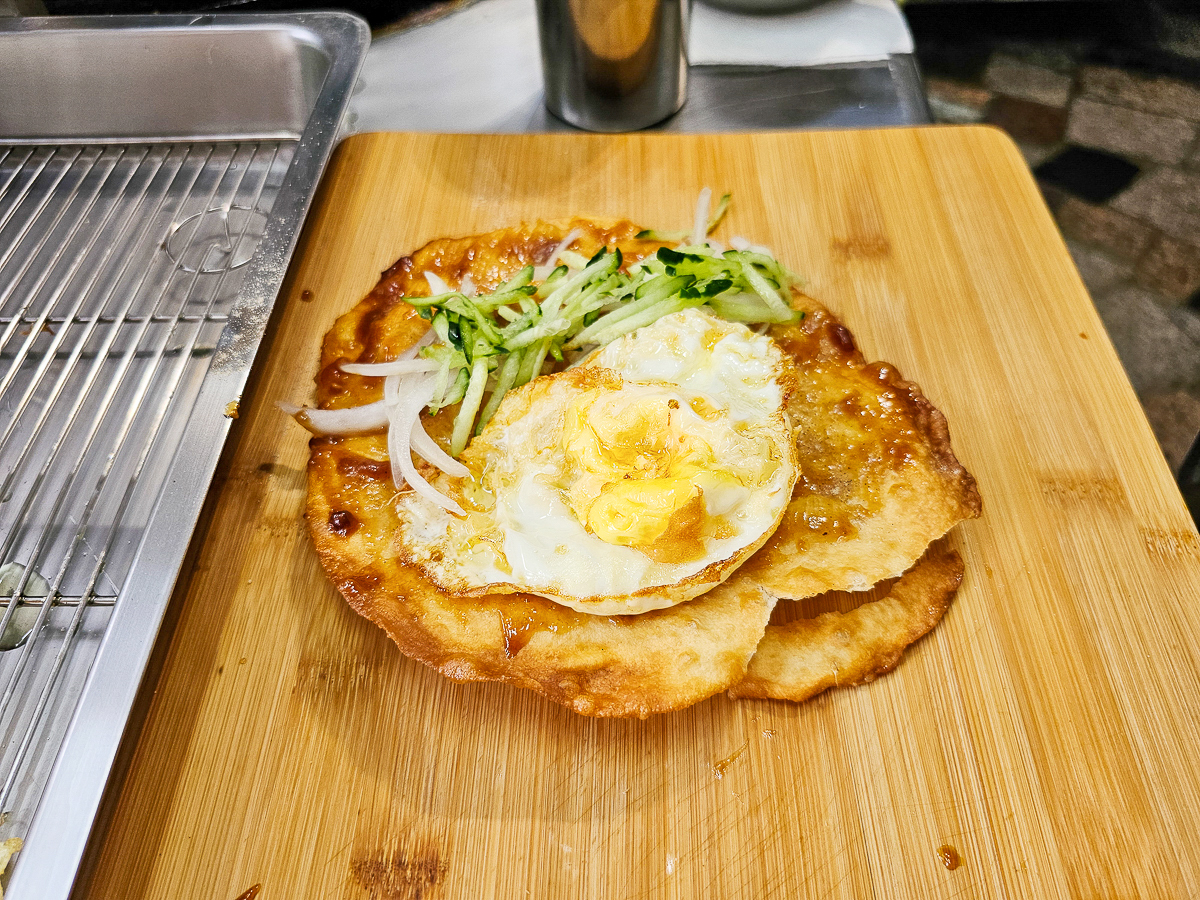 高雄茄萣必吃｜興達港老麵炸蛋蔥油餅，金黃酥脆一咬蛋液爆香！