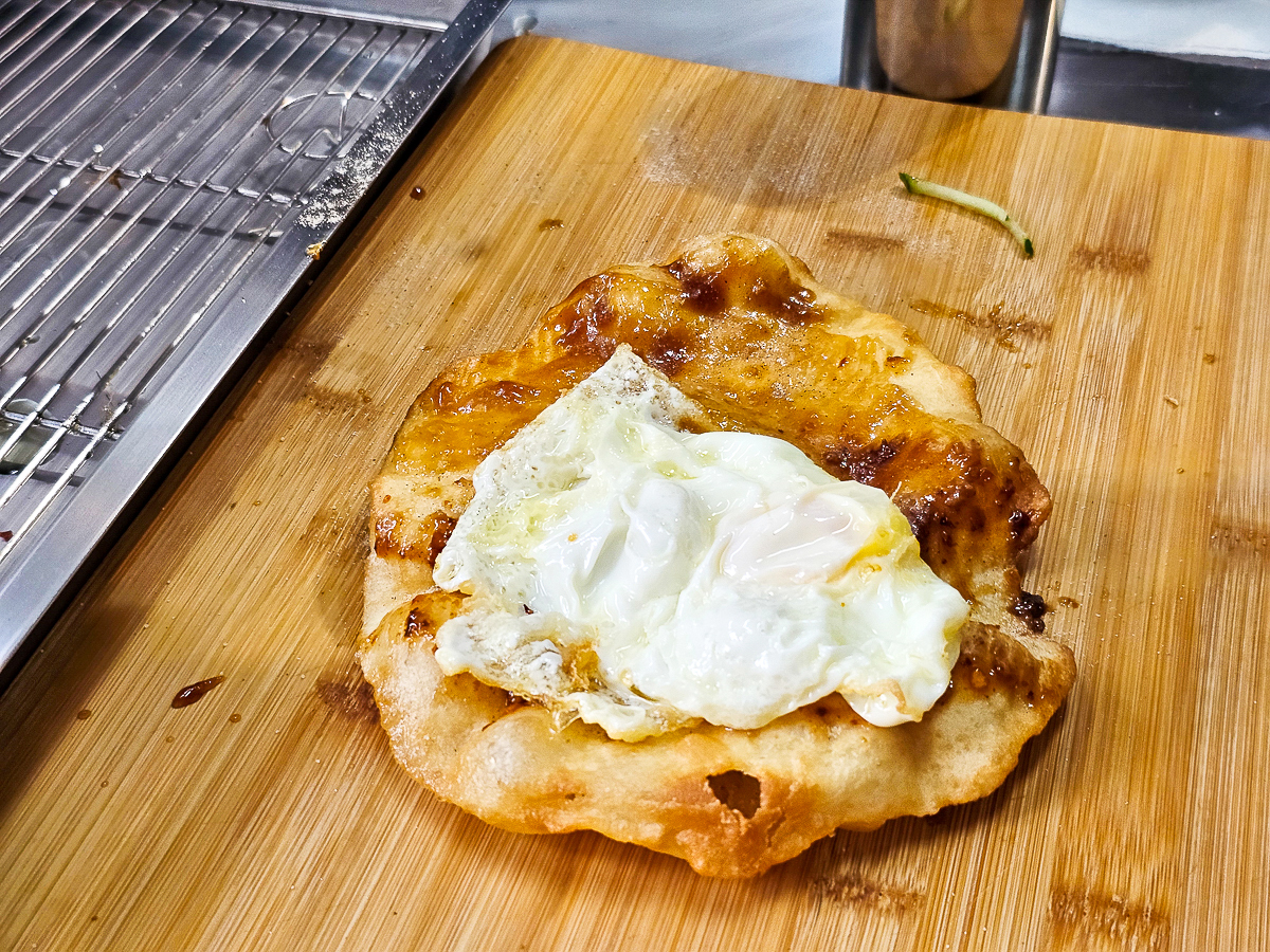 高雄茄萣必吃｜興達港老麵炸蛋蔥油餅，金黃酥脆一咬蛋液爆香！