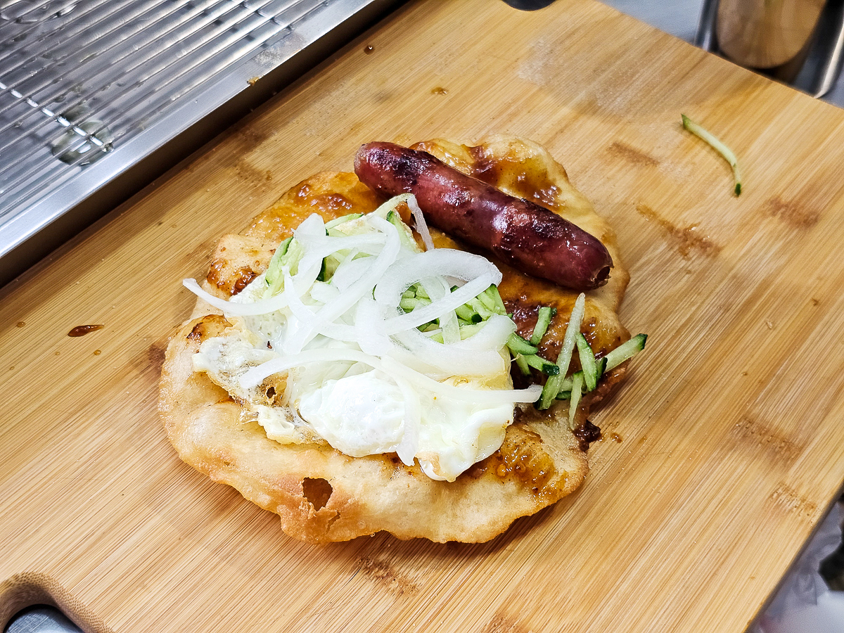 高雄茄萣必吃｜興達港老麵炸蛋蔥油餅，金黃酥脆一咬蛋液爆香！