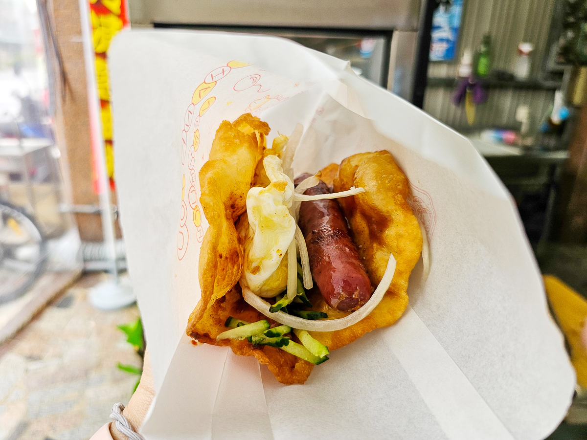 高雄茄萣必吃｜興達港老麵炸蛋蔥油餅，金黃酥脆一咬蛋液爆香！