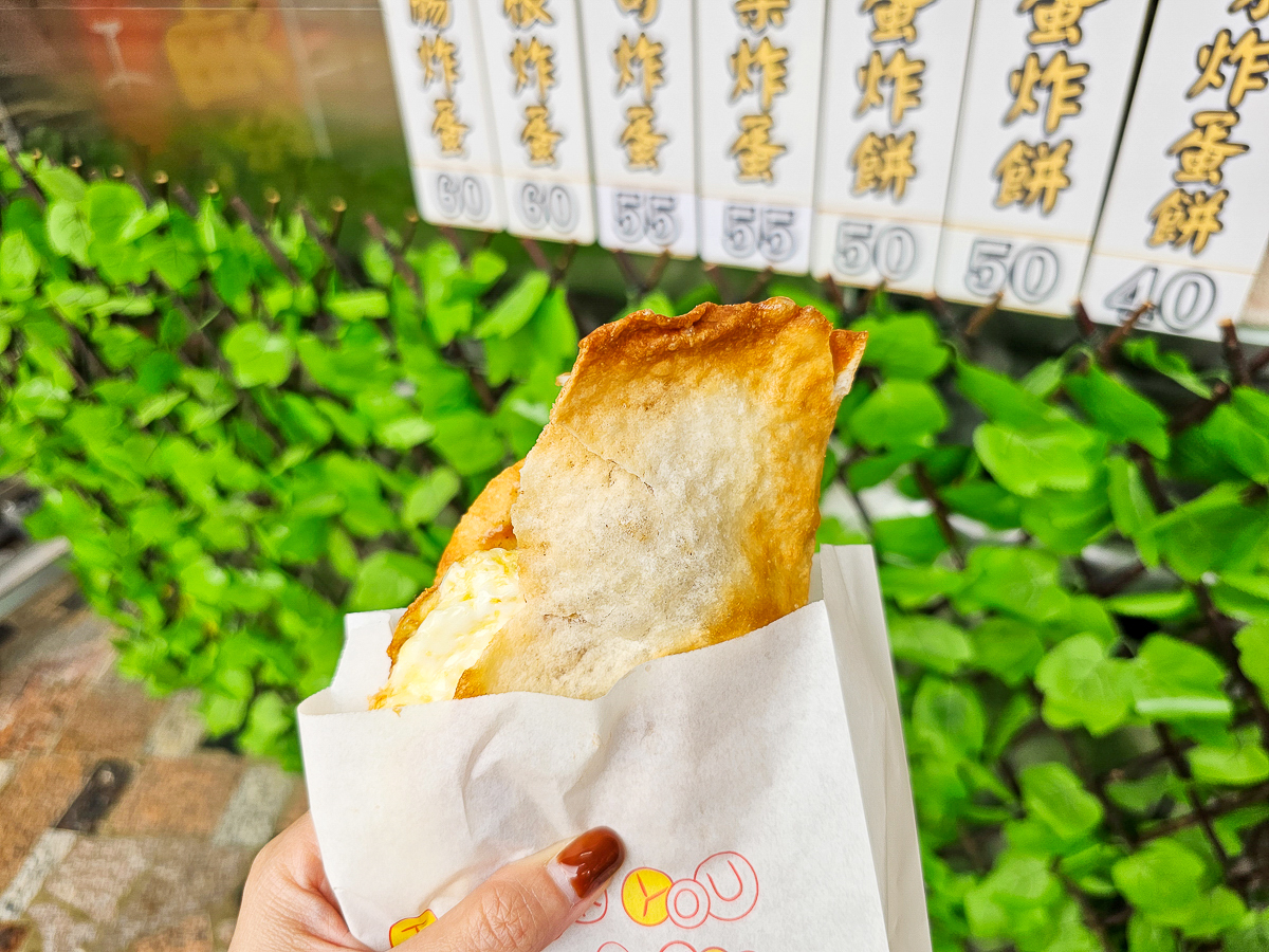 高雄茄萣必吃｜興達港老麵炸蛋蔥油餅，金黃酥脆一咬蛋液爆香！