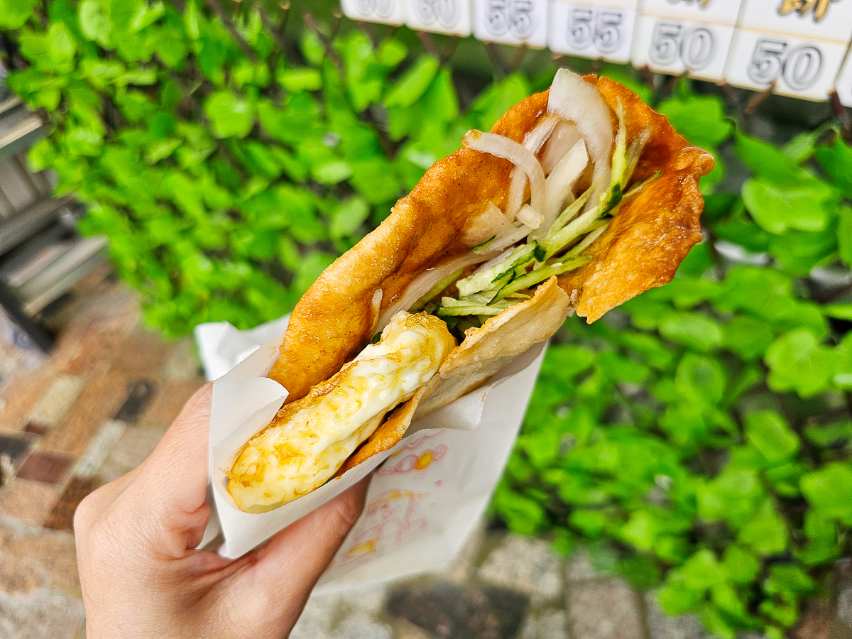 高雄茄萣必吃｜興達港老麵炸蛋蔥油餅，金黃酥脆一咬蛋液爆香！