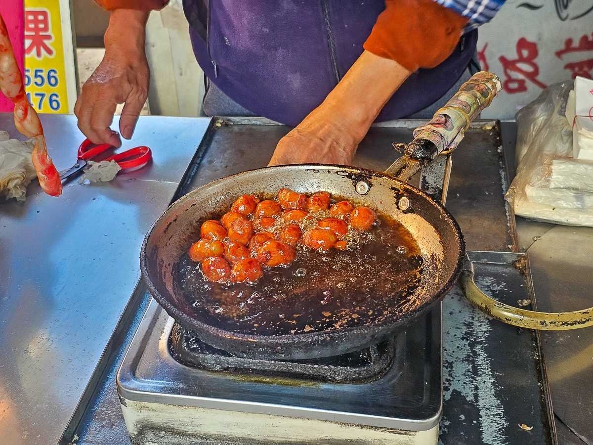 竹山老街美食｜竹山一口香腸 一粒5元的半煎炸珍珠香腸超噴香