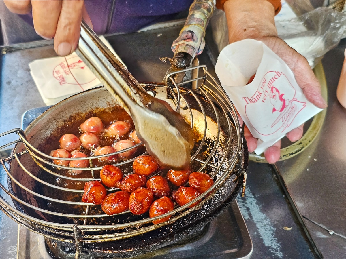 竹山老街美食｜竹山一口香腸 一粒5元的半煎炸珍珠香腸超噴香