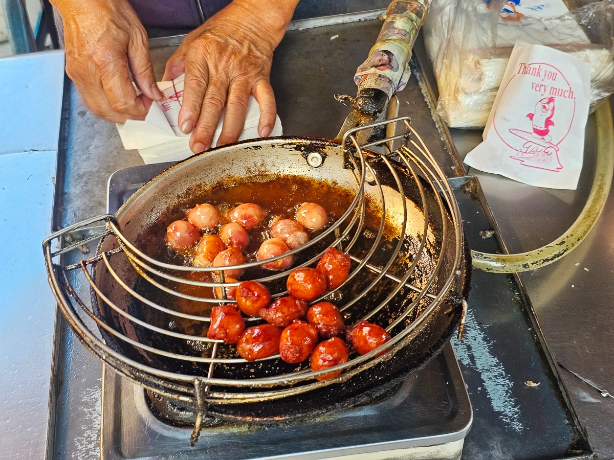 竹山老街美食｜竹山一口香腸 一粒5元的半煎炸珍珠香腸超噴香