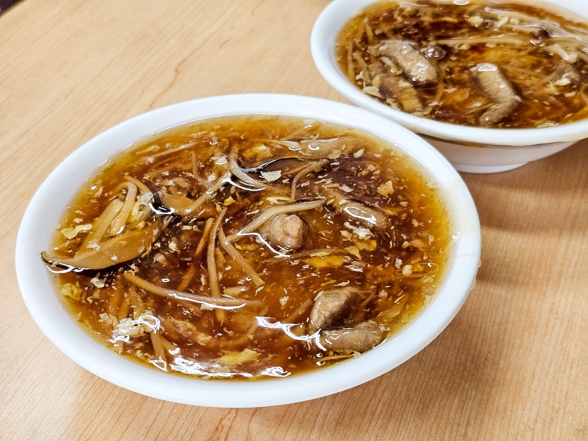 竹山老街美食｜北港香菇肉羹 連興宮旁在地老店，大塊肉羹吃起來超過癮！