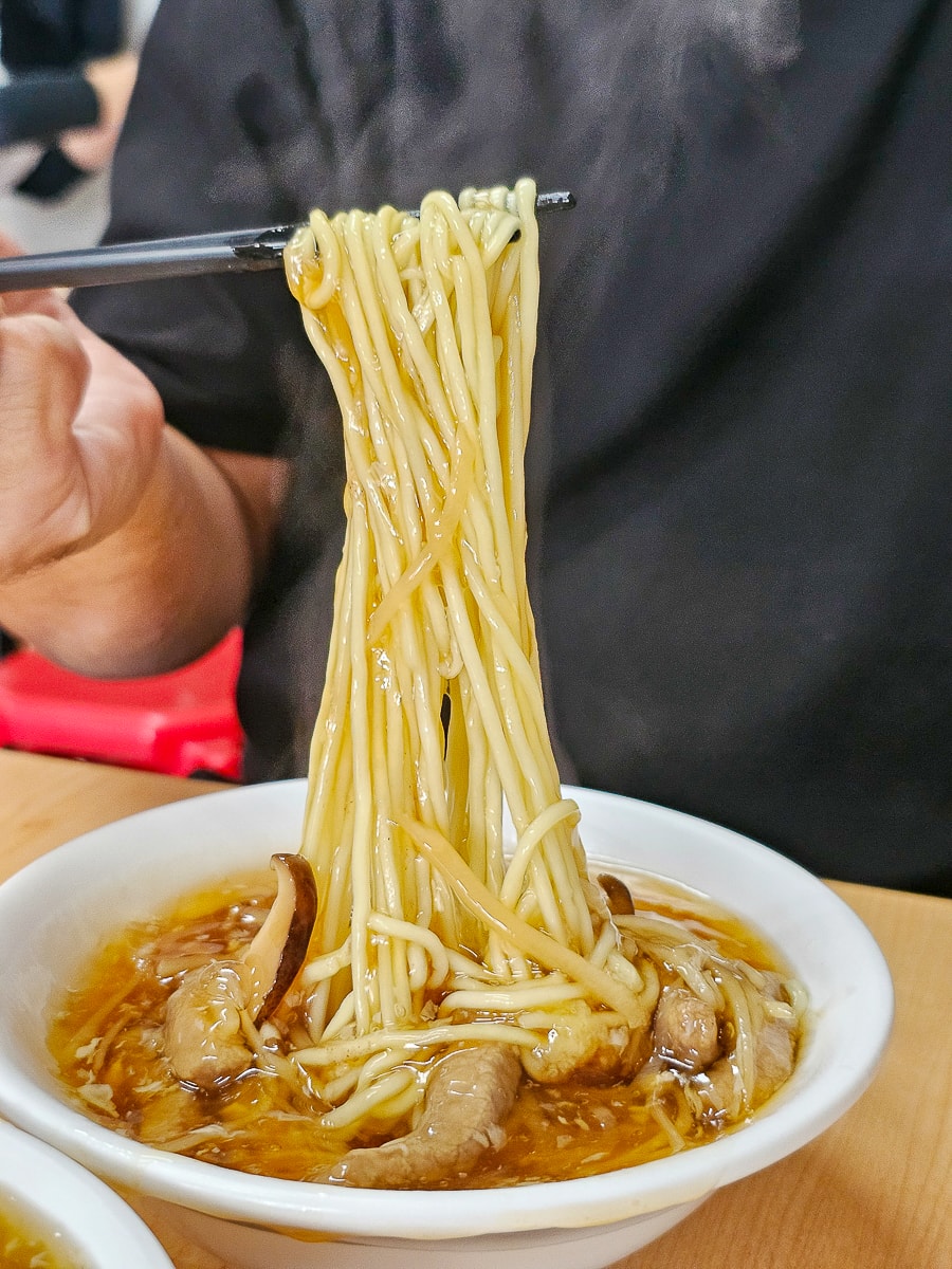 竹山老街美食｜北港香菇肉羹 連興宮旁在地老店，大塊肉羹吃起來超過癮！