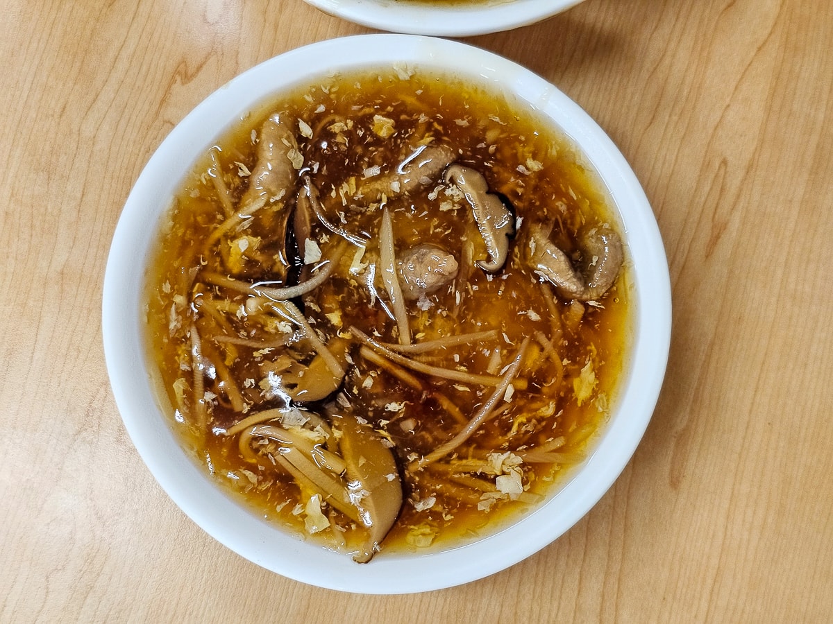 竹山老街美食｜北港香菇肉羹 連興宮旁在地老店，大塊肉羹吃起來超過癮！