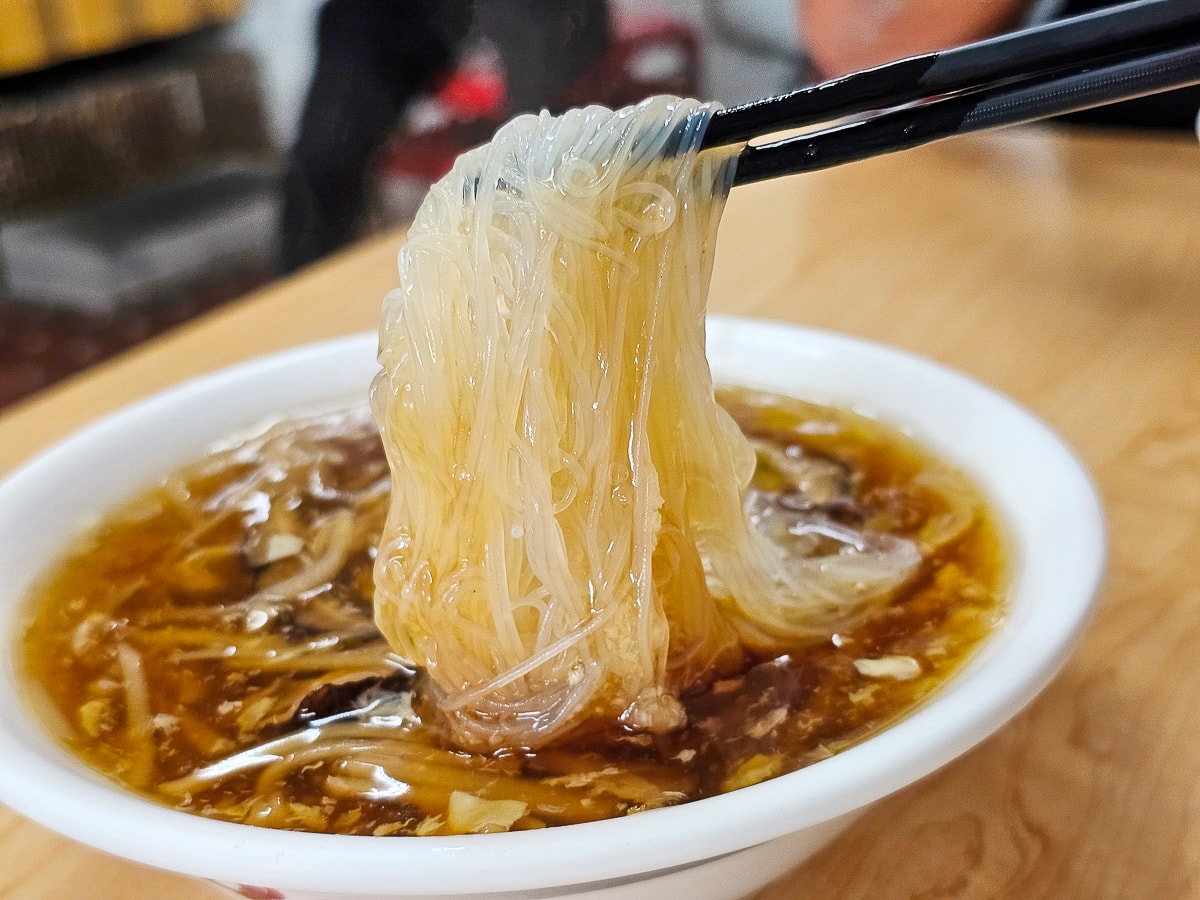 竹山老街美食｜北港香菇肉羹 連興宮旁在地老店，大塊肉羹吃起來超過癮！