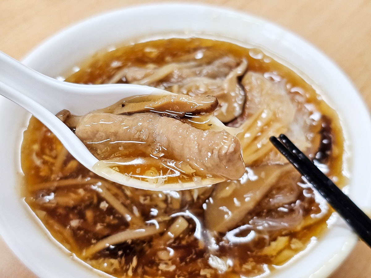 竹山老街美食｜北港香菇肉羹 連興宮旁在地老店，大塊肉羹吃起來超過癮！