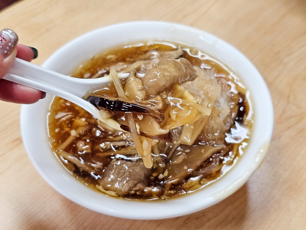 竹山老街美食｜北港香菇肉羹 連興宮旁在地老店，大塊肉羹吃起來超過癮！