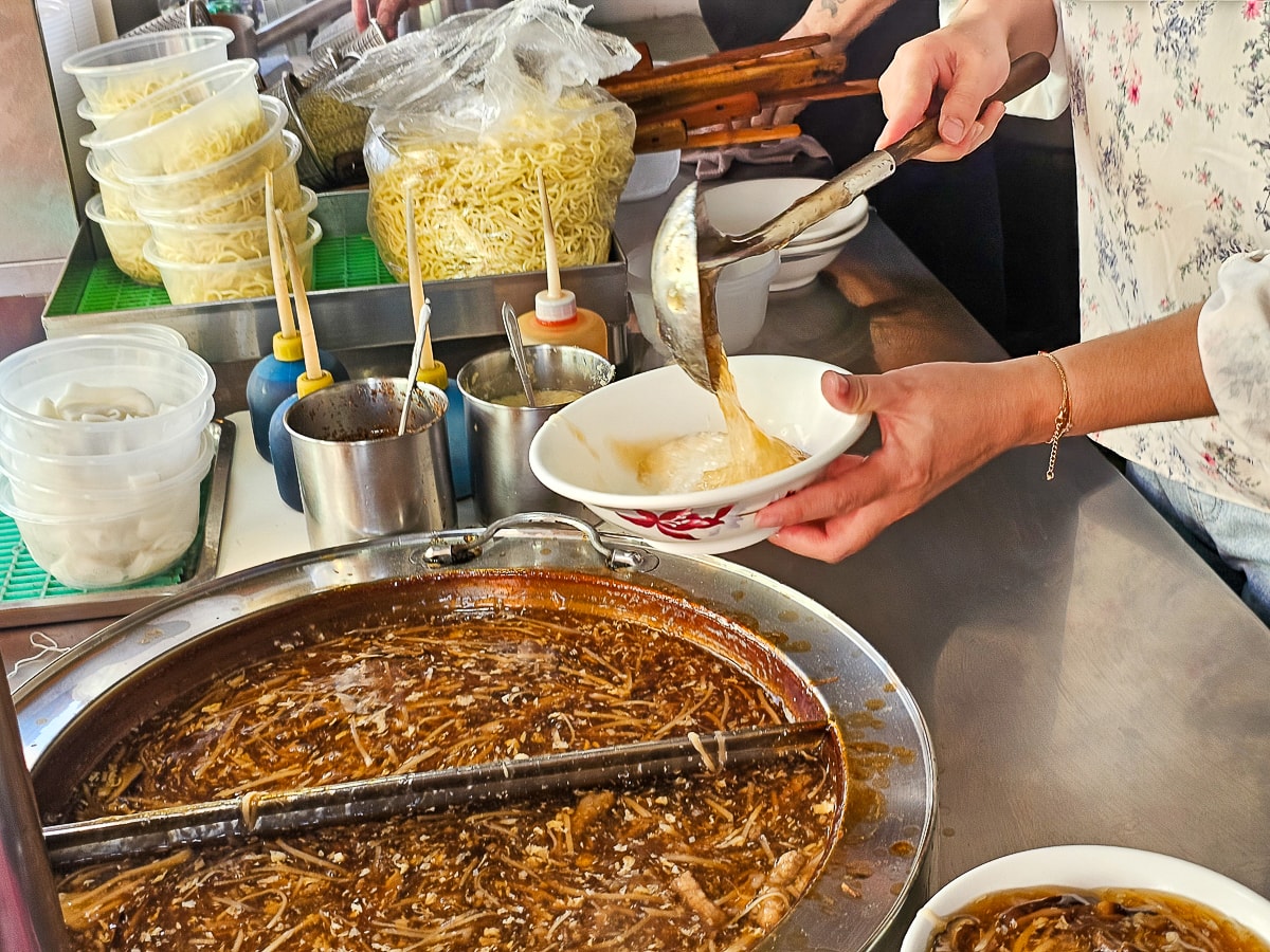 竹山老街美食｜北港香菇肉羹 連興宮旁在地老店，大塊肉羹吃起來超過癮！