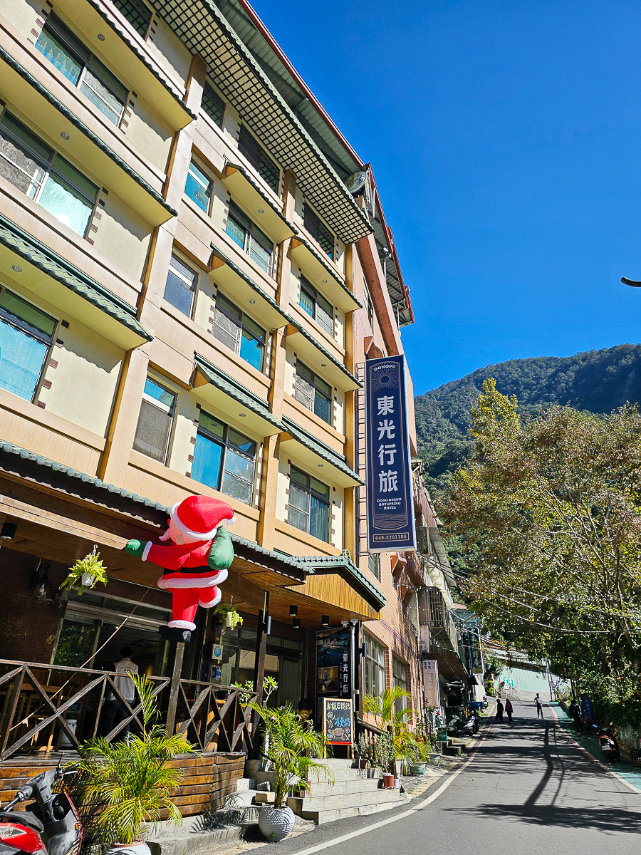 南投信義|東光行旅 一泊二食全新裝潢電梯飯店,露天泳池、景觀溫泉池,東埔溫泉平價住宿推薦 - 第2張圖 南投信義|東光行旅 一泊二食全新裝潢電梯飯店,露天泳池、景觀溫泉池,東埔溫泉平價住宿推薦