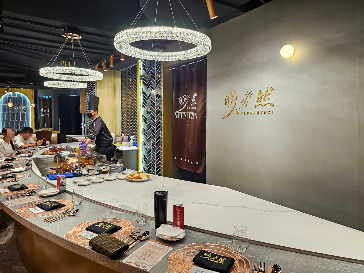 Google 評論平均4.8高分，無菜單鐵板燒網紅名店終於來高雄開出難得的第二家店了！人氣套餐$1,890堅持不漲價，活龍蝦、北海道生食級干貝、南非鮮猛活鮑魚通通吃的到｜明水然