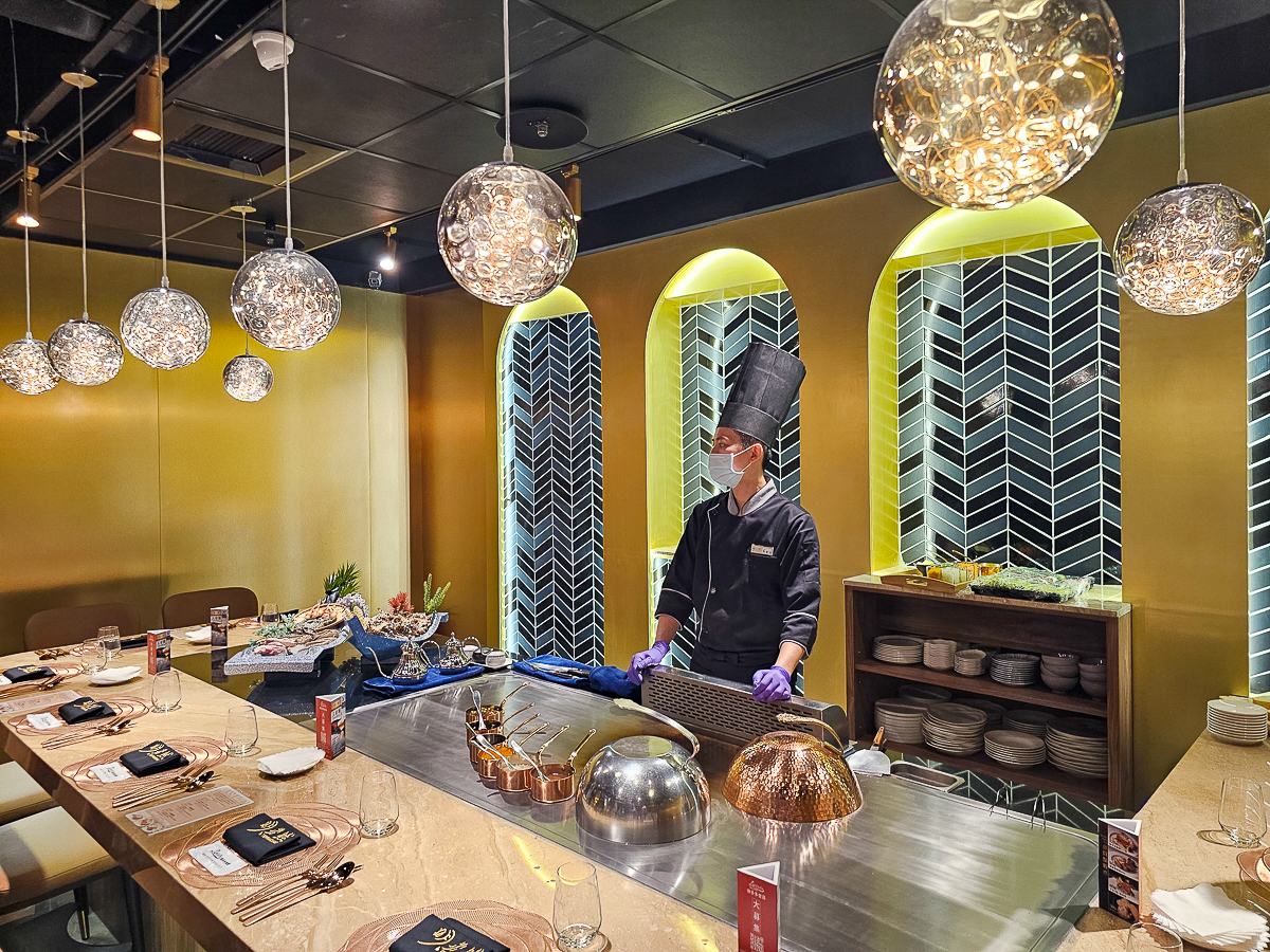 Google 評論平均4.8高分，無菜單鐵板燒網紅名店終於來高雄開出難得的第二家店了！人氣套餐$1,890堅持不漲價，活龍蝦、北海道生食級干貝、南非鮮猛活鮑魚通通吃的到｜明水然