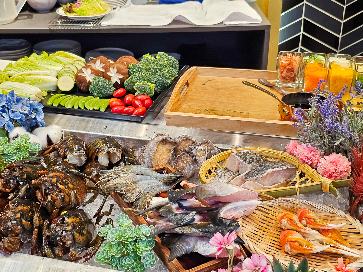 Google 評論平均4.8高分，無菜單鐵板燒網紅名店終於來高雄開出難得的第二家店了！人氣套餐$1,890堅持不漲價，活龍蝦、北海道生食級干貝、南非鮮猛活鮑魚通通吃的到｜明水然