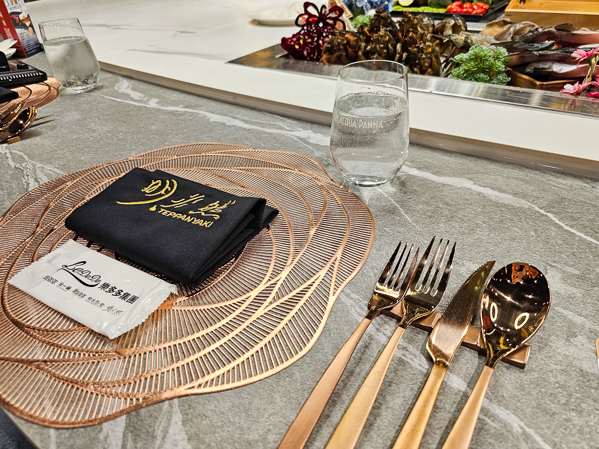 Google 評論平均4.8高分，無菜單鐵板燒網紅名店終於來高雄開出難得的第二家店了！人氣套餐$1,890堅持不漲價，活龍蝦、北海道生食級干貝、南非鮮猛活鮑魚通通吃的到｜明水然