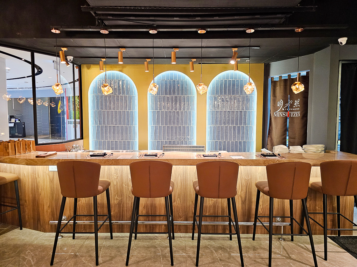 Google 評論平均4.8高分，無菜單鐵板燒網紅名店終於來高雄開出難得的第二家店了！人氣套餐$1,890堅持不漲價，活龍蝦、北海道生食級干貝、南非鮮猛活鮑魚通通吃的到｜明水然