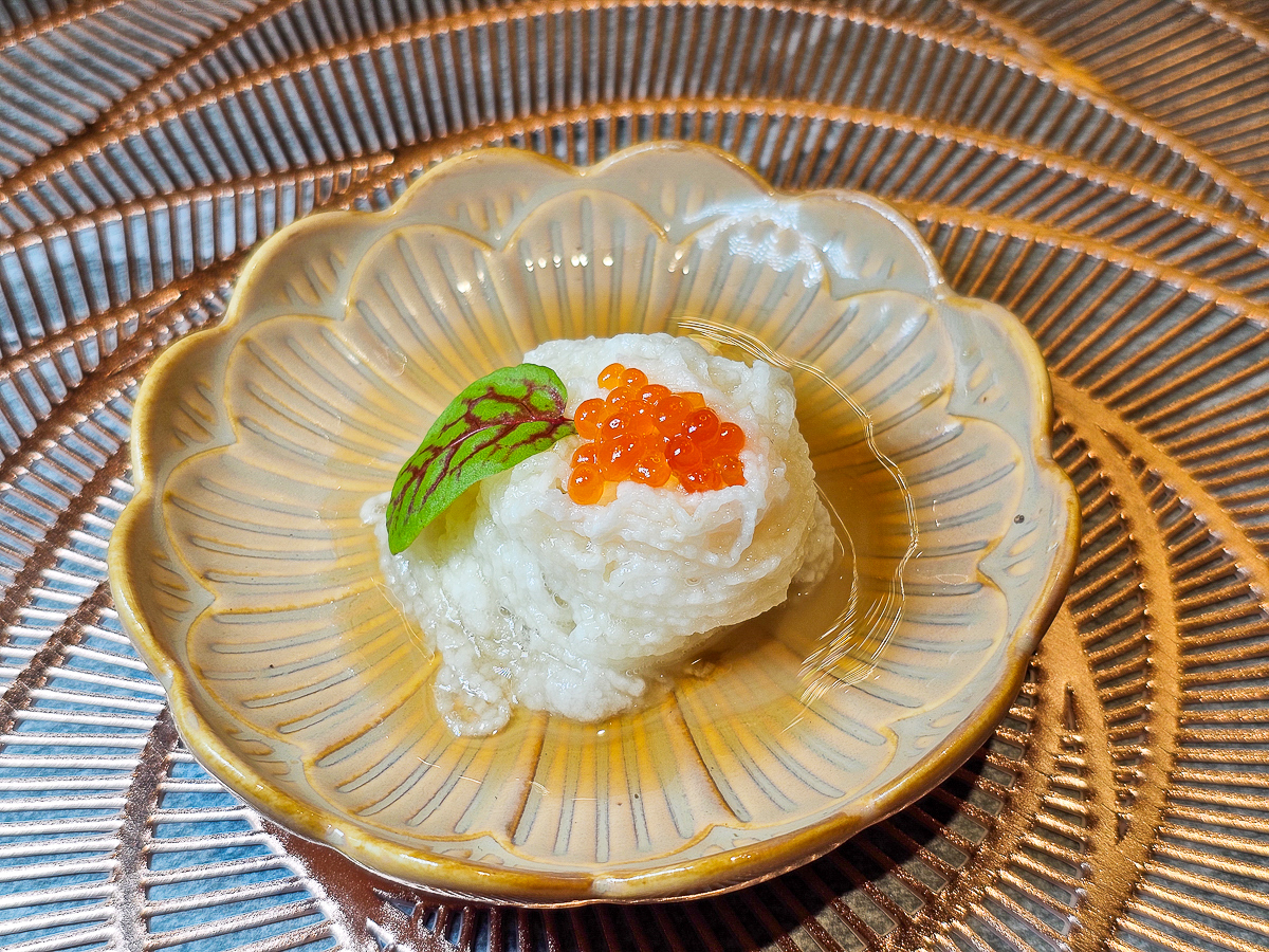 Google 評論平均4.8高分，無菜單鐵板燒網紅名店終於來高雄開出難得的第二家店了！人氣套餐$1,890堅持不漲價，活龍蝦、北海道生食級干貝、南非鮮猛活鮑魚通通吃的到｜明水然