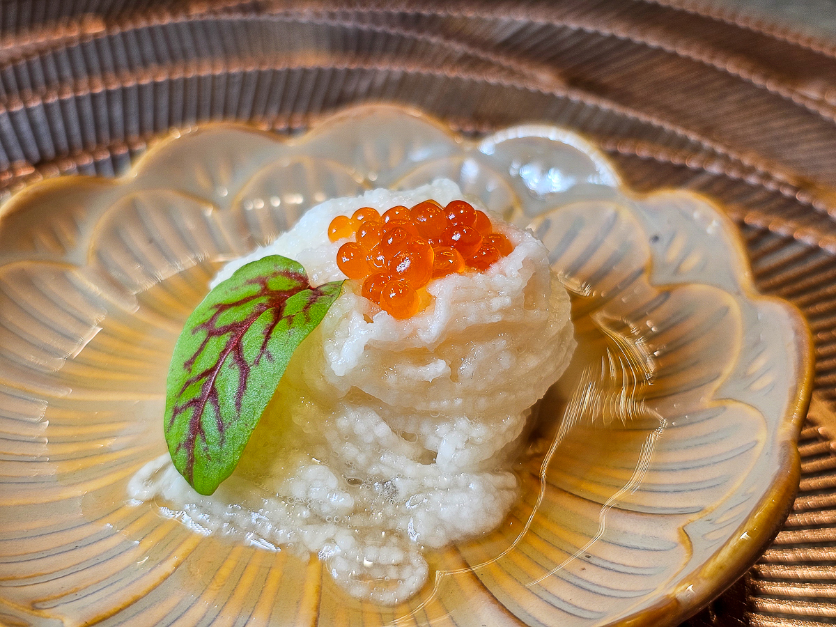 Google 評論平均4.8高分，無菜單鐵板燒網紅名店終於來高雄開出難得的第二家店了！人氣套餐$1,890堅持不漲價，活龍蝦、北海道生食級干貝、南非鮮猛活鮑魚通通吃的到｜明水然