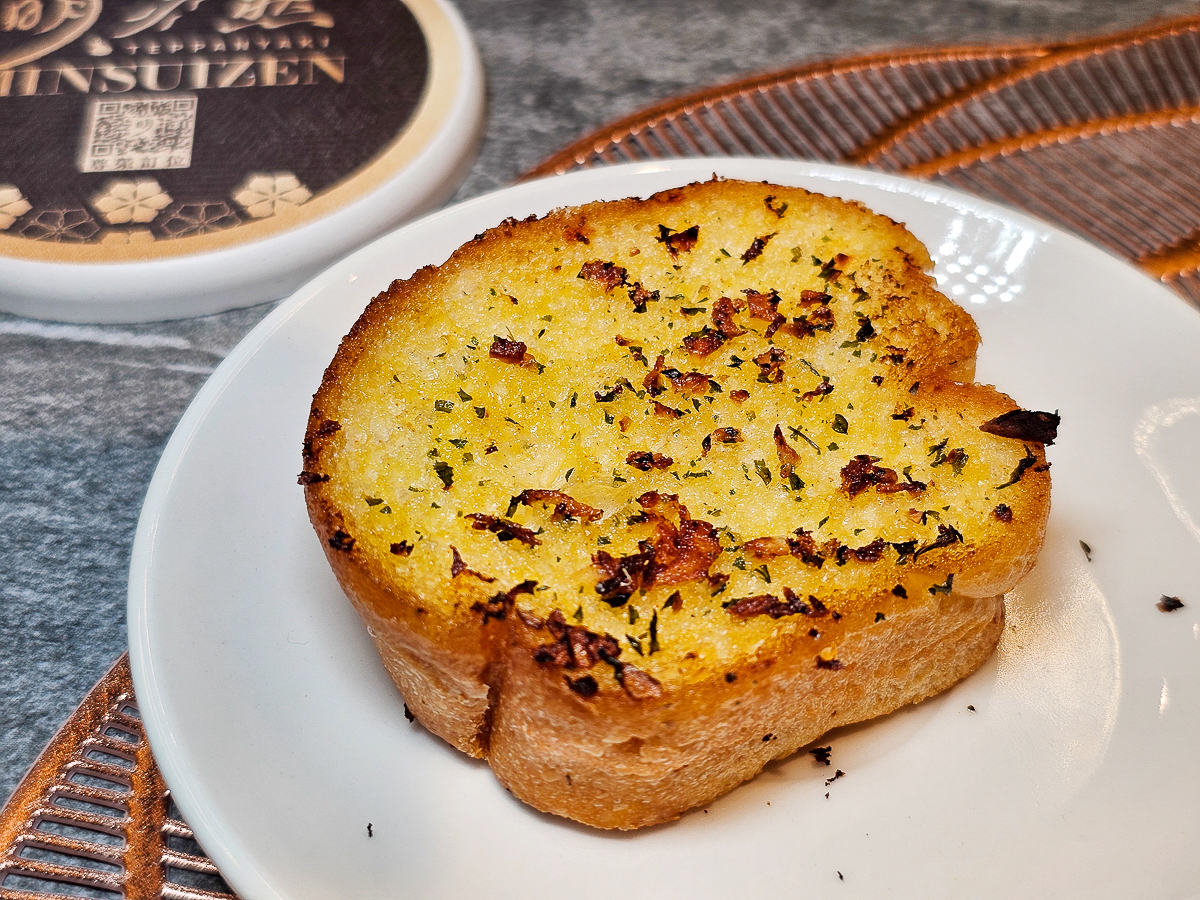 Google 評論平均4.8高分，無菜單鐵板燒網紅名店終於來高雄開出難得的第二家店了！人氣套餐$1,890堅持不漲價，活龍蝦、北海道生食級干貝、南非鮮猛活鮑魚通通吃的到｜明水然