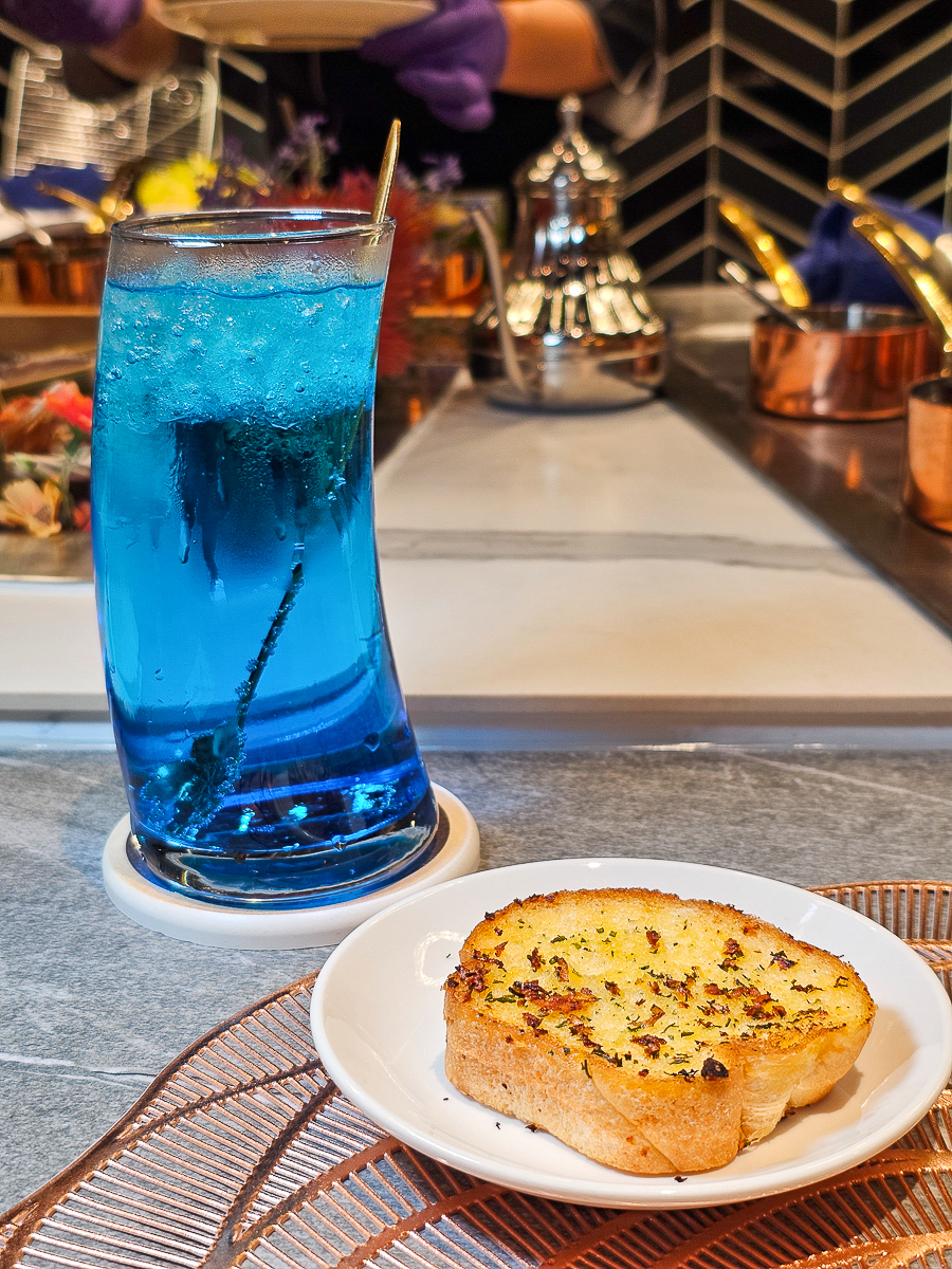 Google 評論平均4.8高分，無菜單鐵板燒網紅名店終於來高雄開出難得的第二家店了！人氣套餐$1,890堅持不漲價，活龍蝦、北海道生食級干貝、南非鮮猛活鮑魚通通吃的到｜明水然