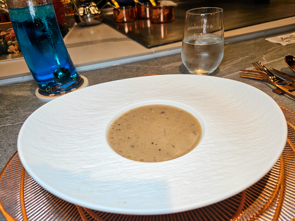 Google 評論平均4.8高分，無菜單鐵板燒網紅名店終於來高雄開出難得的第二家店了！人氣套餐$1,890堅持不漲價，活龍蝦、北海道生食級干貝、南非鮮猛活鮑魚通通吃的到｜明水然