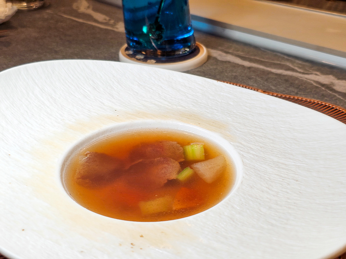 Google 評論平均4.8高分，無菜單鐵板燒網紅名店終於來高雄開出難得的第二家店了！人氣套餐$1,890堅持不漲價，活龍蝦、北海道生食級干貝、南非鮮猛活鮑魚通通吃的到｜明水然