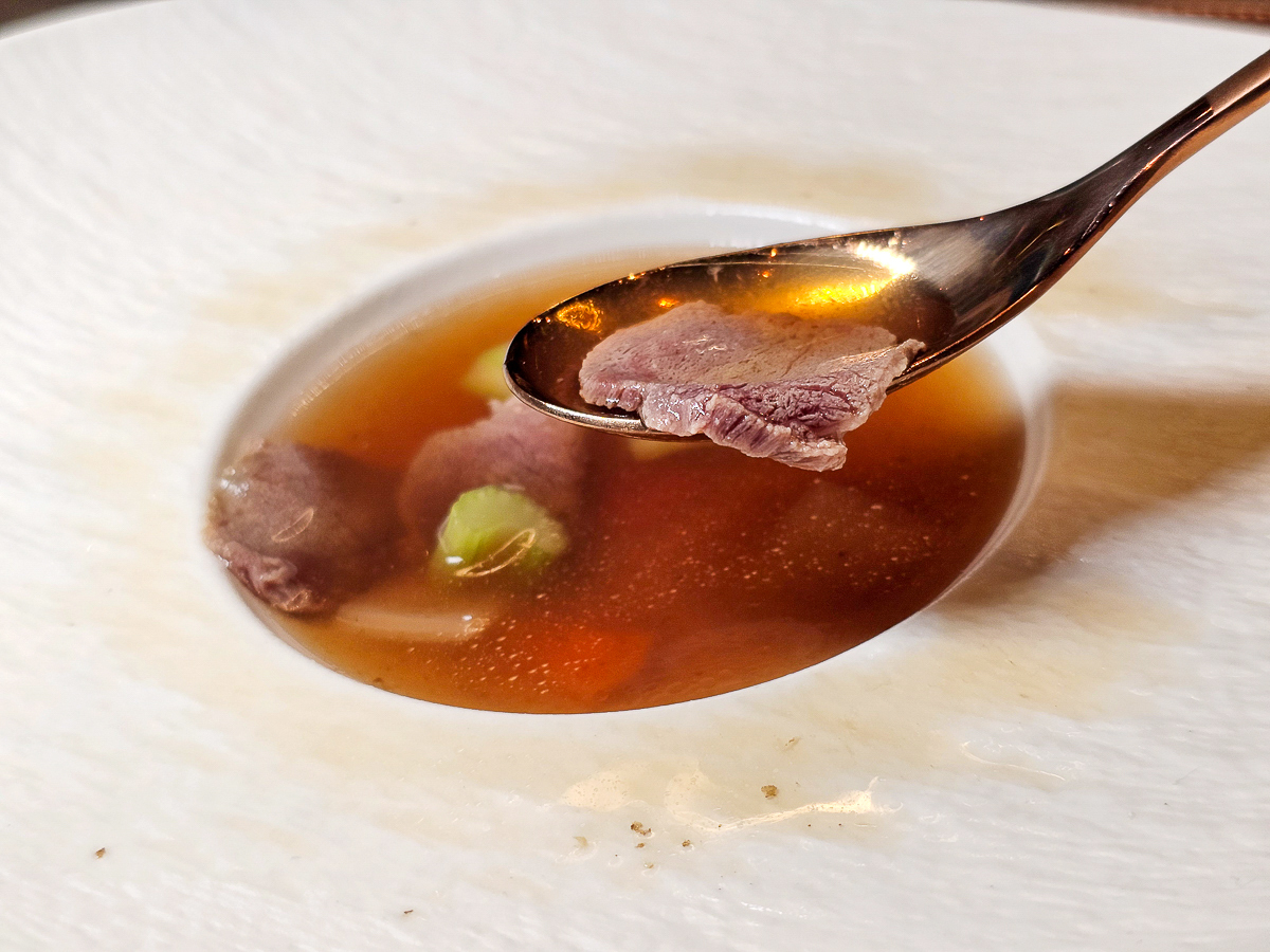 Google 評論平均4.8高分，無菜單鐵板燒網紅名店終於來高雄開出難得的第二家店了！人氣套餐$1,890堅持不漲價，活龍蝦、北海道生食級干貝、南非鮮猛活鮑魚通通吃的到｜明水然