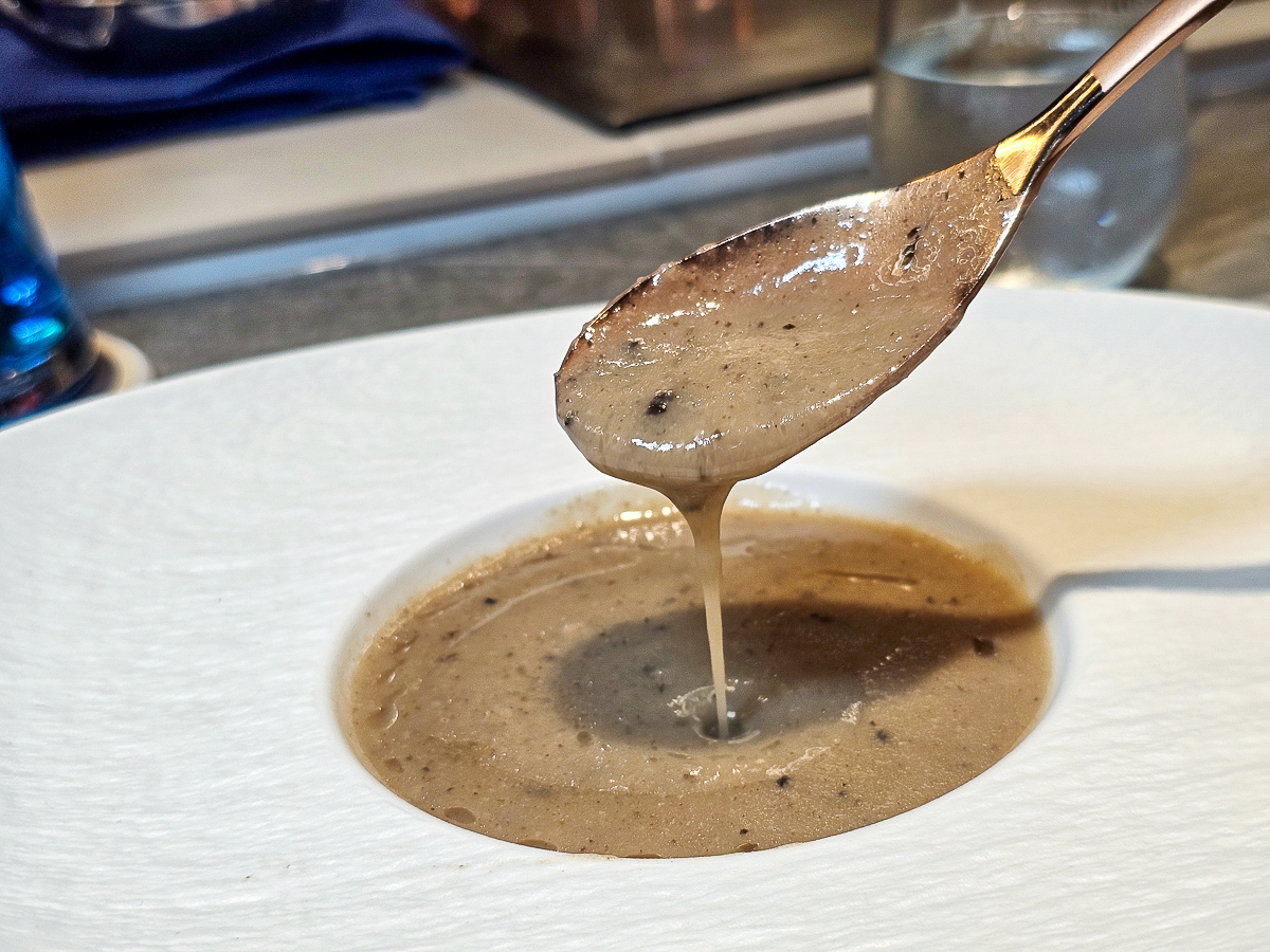 Google 評論平均4.8高分，無菜單鐵板燒網紅名店終於來高雄開出難得的第二家店了！人氣套餐$1,890堅持不漲價，活龍蝦、北海道生食級干貝、南非鮮猛活鮑魚通通吃的到｜明水然