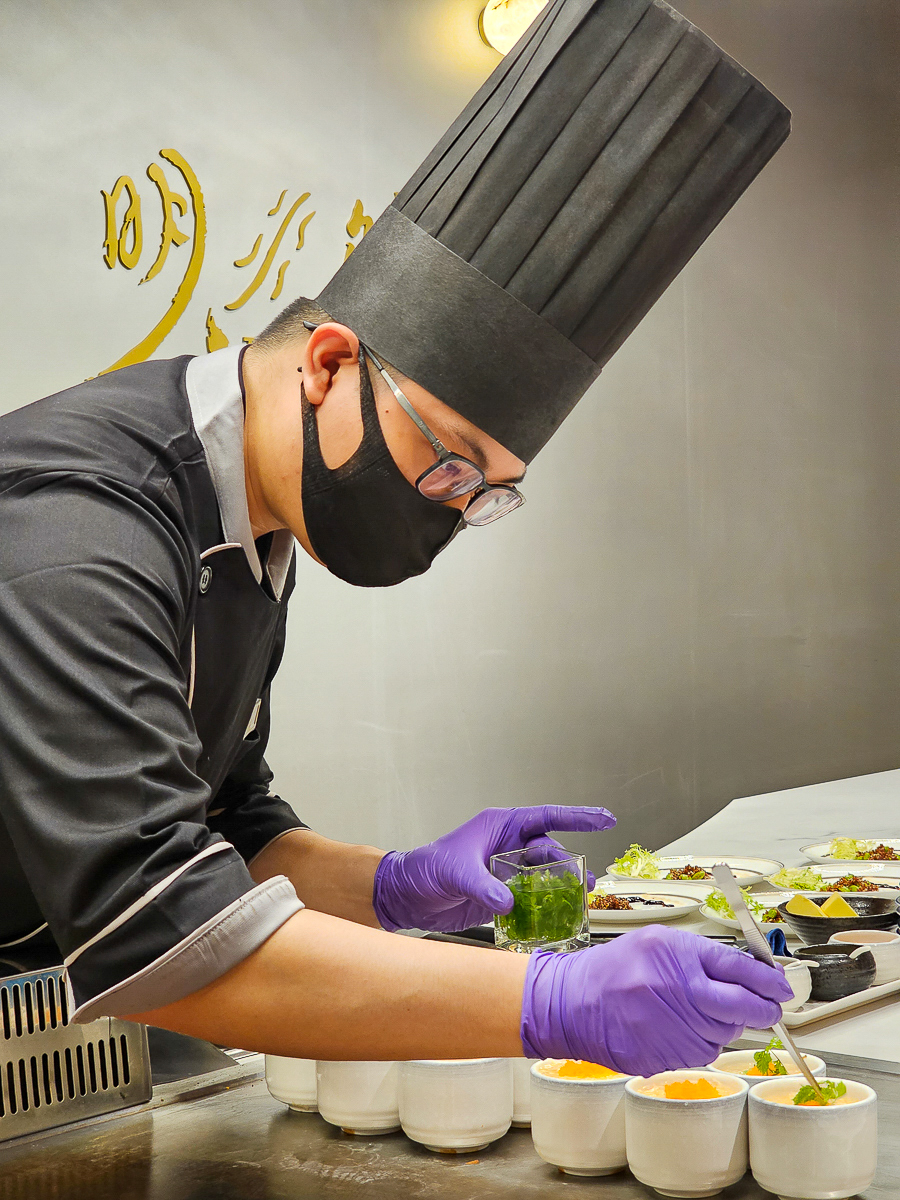 Google 評論平均4.8高分，無菜單鐵板燒網紅名店終於來高雄開出難得的第二家店了！人氣套餐$1,890堅持不漲價，活龍蝦、北海道生食級干貝、南非鮮猛活鮑魚通通吃的到｜明水然