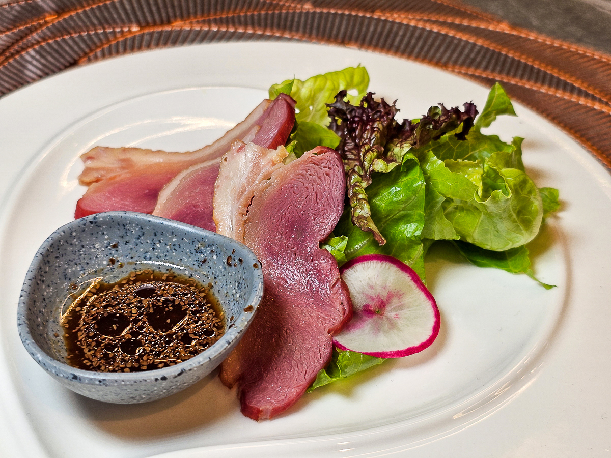 Google 評論平均4.8高分，無菜單鐵板燒網紅名店終於來高雄開出難得的第二家店了！人氣套餐$1,890堅持不漲價，活龍蝦、北海道生食級干貝、南非鮮猛活鮑魚通通吃的到｜明水然