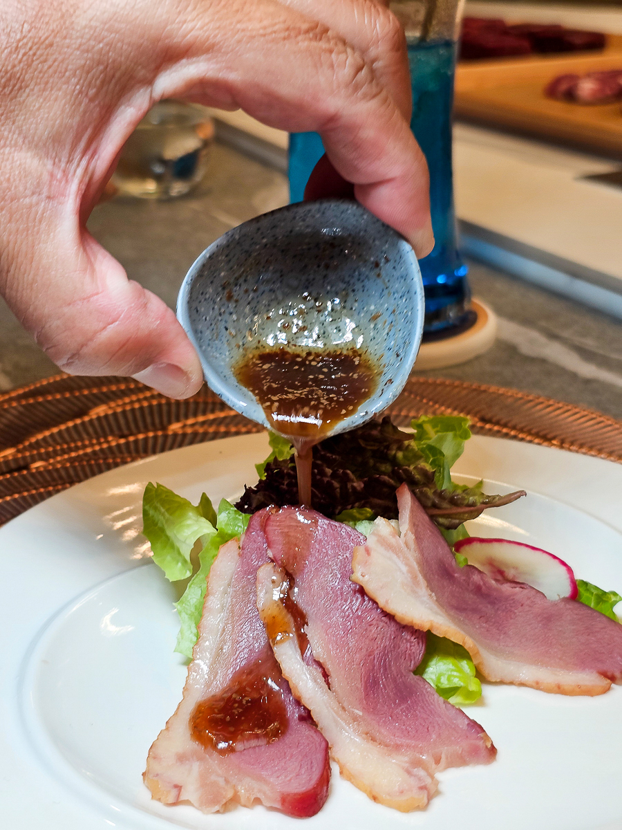 Google 評論平均4.8高分，無菜單鐵板燒網紅名店終於來高雄開出難得的第二家店了！人氣套餐$1,890堅持不漲價，活龍蝦、北海道生食級干貝、南非鮮猛活鮑魚通通吃的到｜明水然