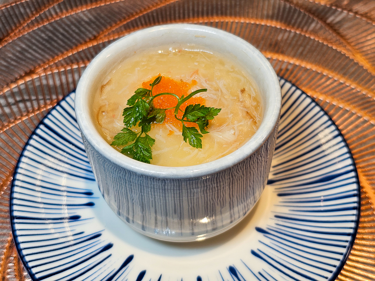 Google 評論平均4.8高分，無菜單鐵板燒網紅名店終於來高雄開出難得的第二家店了！人氣套餐$1,890堅持不漲價，活龍蝦、北海道生食級干貝、南非鮮猛活鮑魚通通吃的到｜明水然