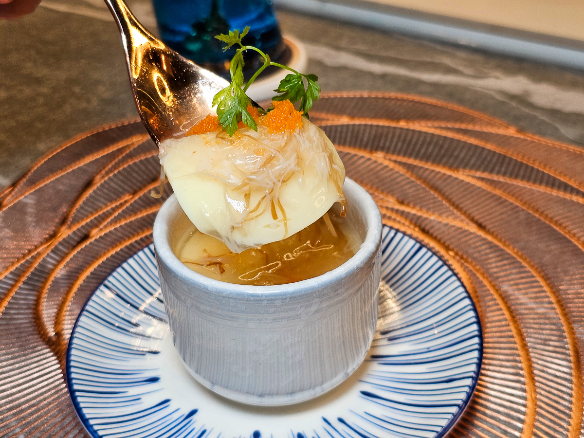 Google 評論平均4.8高分，無菜單鐵板燒網紅名店終於來高雄開出難得的第二家店了！人氣套餐$1,890堅持不漲價，活龍蝦、北海道生食級干貝、南非鮮猛活鮑魚通通吃的到｜明水然