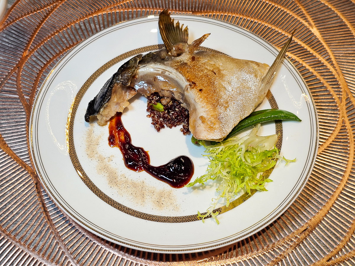 Google 評論平均4.8高分，無菜單鐵板燒網紅名店終於來高雄開出難得的第二家店了！人氣套餐$1,890堅持不漲價，活龍蝦、北海道生食級干貝、南非鮮猛活鮑魚通通吃的到｜明水然