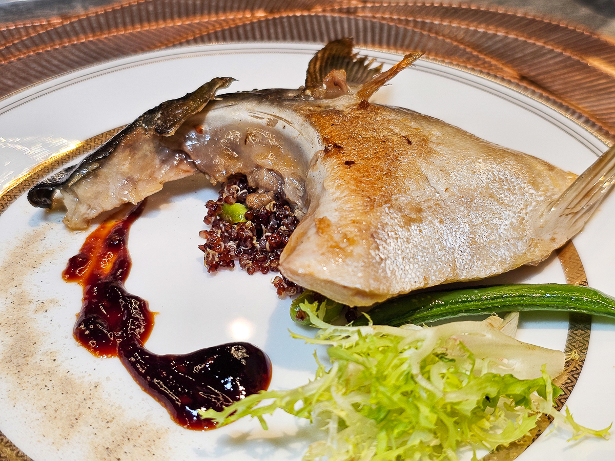 Google 評論平均4.8高分，無菜單鐵板燒網紅名店終於來高雄開出難得的第二家店了！人氣套餐$1,890堅持不漲價，活龍蝦、北海道生食級干貝、南非鮮猛活鮑魚通通吃的到｜明水然