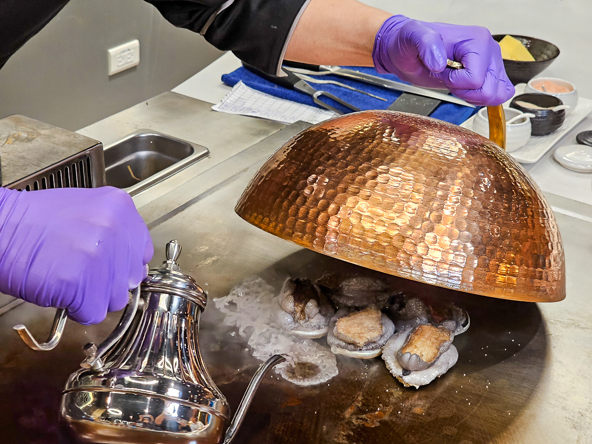 Google 評論平均4.8高分，無菜單鐵板燒網紅名店終於來高雄開出難得的第二家店了！人氣套餐$1,890堅持不漲價，活龍蝦、北海道生食級干貝、南非鮮猛活鮑魚通通吃的到｜明水然