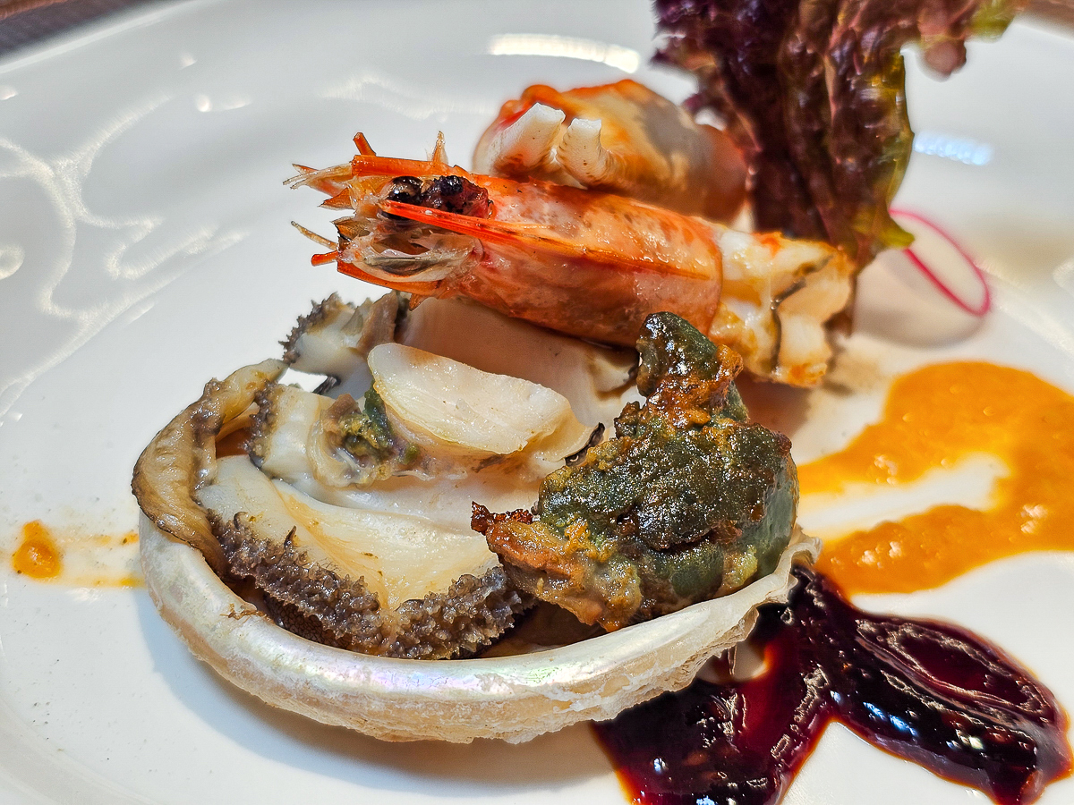 Google 評論平均4.8高分，無菜單鐵板燒網紅名店終於來高雄開出難得的第二家店了！人氣套餐$1,890堅持不漲價，活龍蝦、北海道生食級干貝、南非鮮猛活鮑魚通通吃的到｜明水然