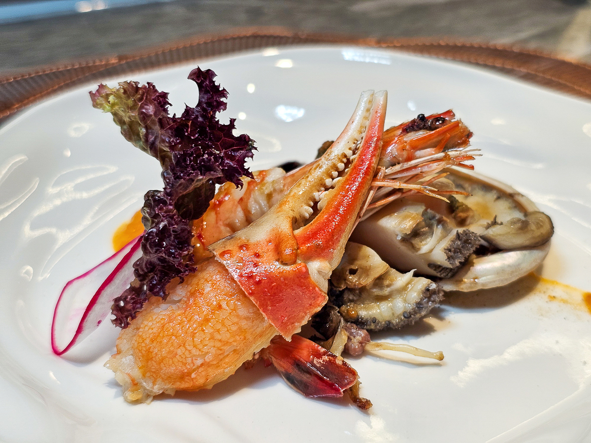 Google 評論平均4.8高分，無菜單鐵板燒網紅名店終於來高雄開出難得的第二家店了！人氣套餐$1,890堅持不漲價，活龍蝦、北海道生食級干貝、南非鮮猛活鮑魚通通吃的到｜明水然