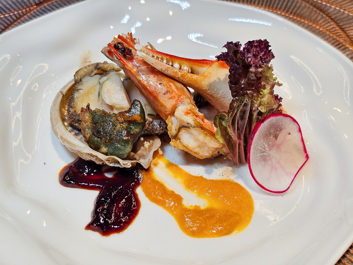 Google 評論平均4.8高分，無菜單鐵板燒網紅名店終於來高雄開出難得的第二家店了！人氣套餐$1,890堅持不漲價，活龍蝦、北海道生食級干貝、南非鮮猛活鮑魚通通吃的到｜明水然