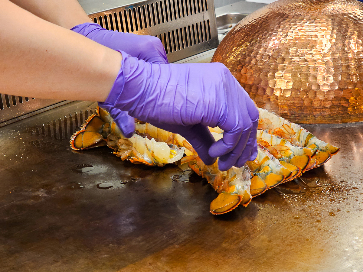 Google 評論平均4.8高分，無菜單鐵板燒網紅名店終於來高雄開出難得的第二家店了！人氣套餐$1,890堅持不漲價，活龍蝦、北海道生食級干貝、南非鮮猛活鮑魚通通吃的到｜明水然