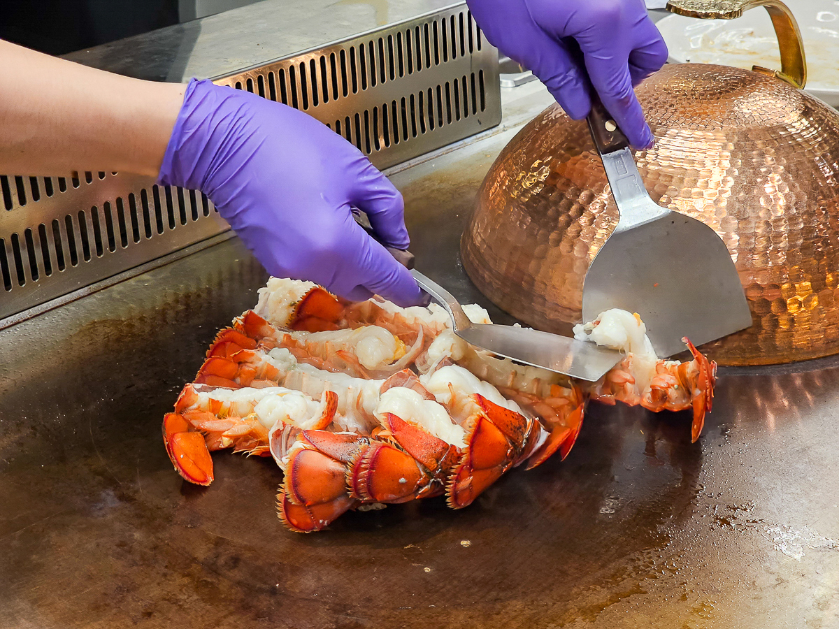 Google 評論平均4.8高分，無菜單鐵板燒網紅名店終於來高雄開出難得的第二家店了！人氣套餐$1,890堅持不漲價，活龍蝦、北海道生食級干貝、南非鮮猛活鮑魚通通吃的到｜明水然