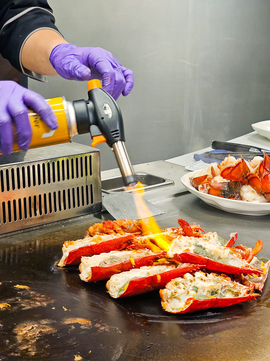 Google 評論平均4.8高分，無菜單鐵板燒網紅名店終於來高雄開出難得的第二家店了！人氣套餐$1,890堅持不漲價，活龍蝦、北海道生食級干貝、南非鮮猛活鮑魚通通吃的到｜明水然